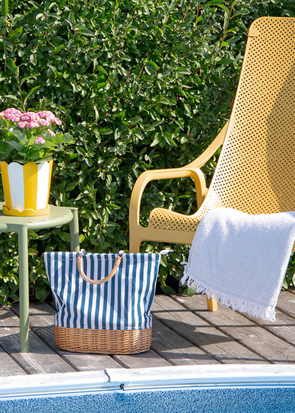 Oval Willow Base Insulate Picnic Bag | Blue Stripes