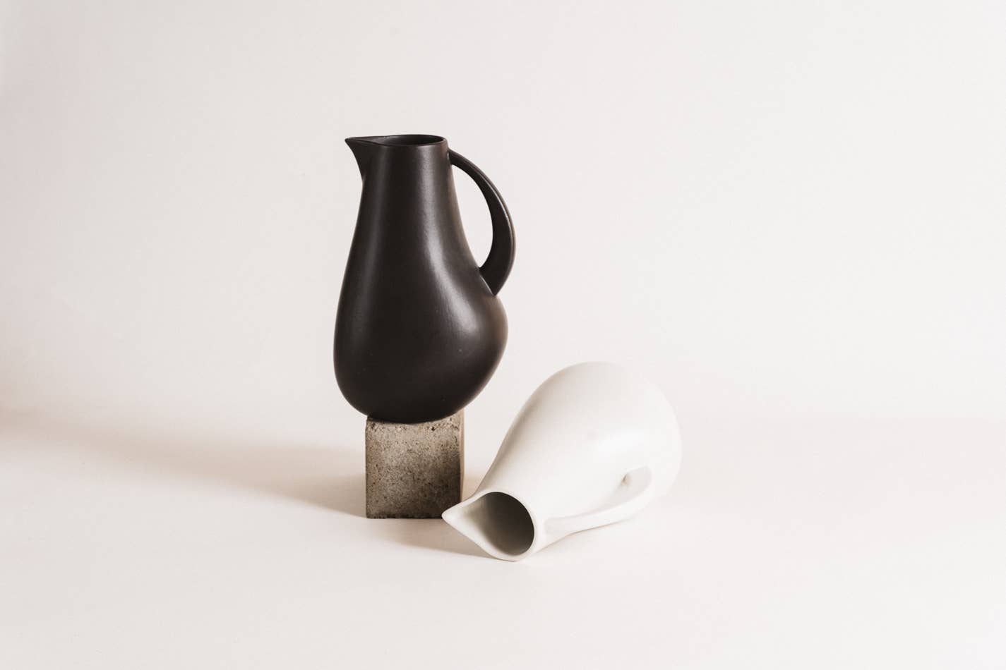 Stoneware Pitcher & Vase | Kuduo 64 oz