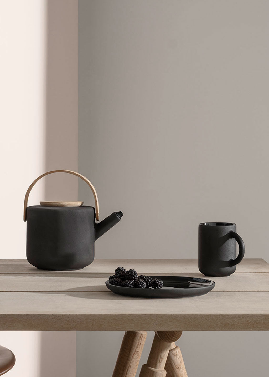 Theo Teapot | Matte Black